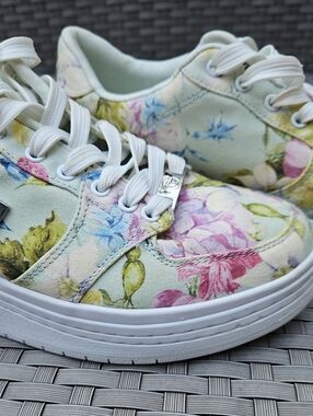 Guess Floral Low-Top Sneakers in White  Pink, Yellow and Green Accents Size 10M